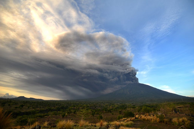  Núi lửa Agung phun trào ngày 26/11. Ảnh: AFP