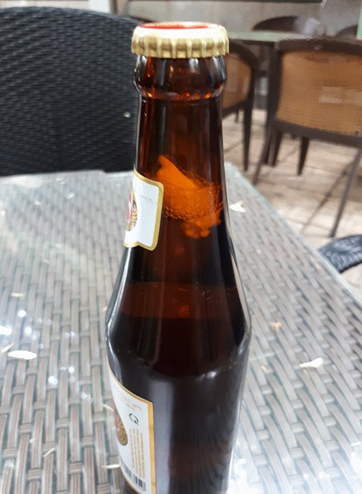  Chai bia có dị vật dán nhãn hiệu Sài Gòn Đỏ của Tổng công ty CP Bia - Rượu - Nước giải khát Sài Gòn