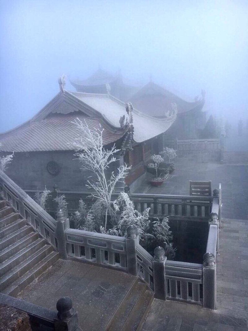 Du khách rất thích thú khi thấy cảnh tuyết trắng đỉnh Fansipan chỉ sau 1 đêm. Ảnh: VietNamNet 