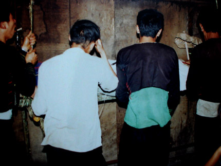 Mỗi ng&agrave;y, người con cả phải b&oacute;n cơm ba lần cho người chết trước bữa ăn