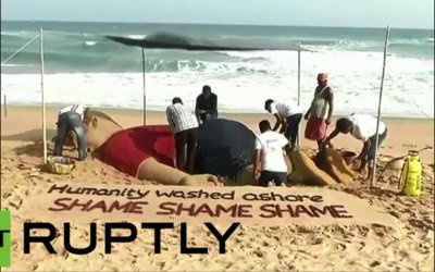 Tượng cát khổng lồ bên bờ biển về bé trai tị nạn Syria