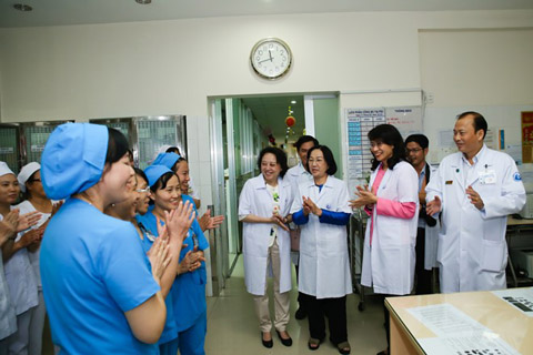 Các y bác sĩ tại Bệnh viện Từ Dũ (TPHCM) chào đón em bé sinh vào thời khắc giao thừa đầy ý nghĩa