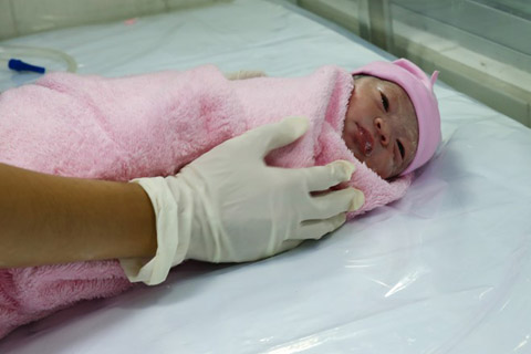 Sau khi chào đời, em bé sinh vào thời khắc giao thừa được cho vào lồng sấy để đảm bảo sức khỏe