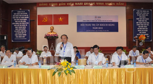 Ông Nguyễn Văn Lý - Phó Tổng giám đốc EVNHCMC giải đáp ý kiến của khách hàng tại hội nghị ‘Tri ân khách hàng’