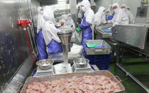 Thịt chuẩn bị cho nhà hàng ăn nhanh ở Trung Quốc trước vụ bê bối. Ảnh file: Tân Hoa Xã