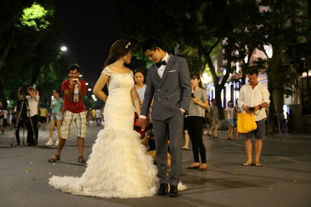 các cặp sắp cưới cũng lưu giữ lại những kỉ niệm với phố đi bộ