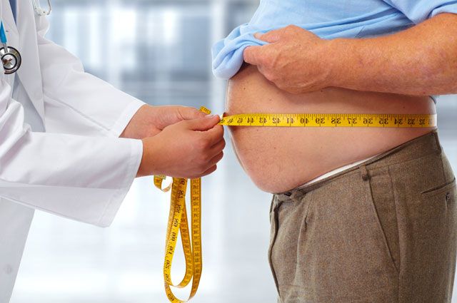 Mỡ ở vùng bụng khiến người già dễ mắc bệnh đục thủy tinh thể hơn. Ảnh minh họa