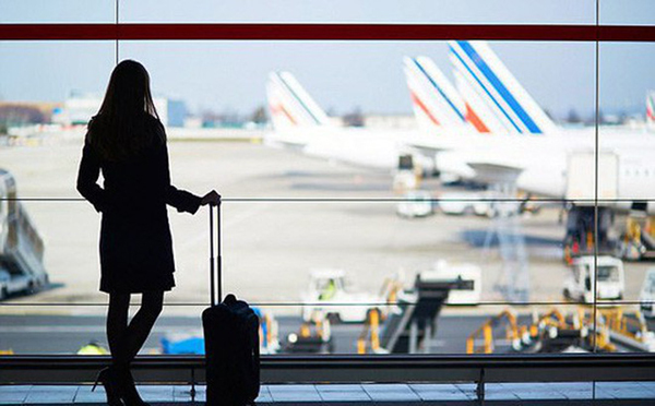 Các chuyến bay đường dài làm đồng hồ sinh học thay đổi đột ngột sẽ có nguy cơ mắc bệnh ung thư. Ảnh: Shutterstock