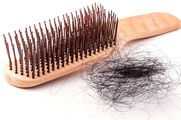 Rụng tóc nhiều cũng là một dấu hiệu cảnh báo sức khỏe của cơ thể bạn. Ảnh minh họa