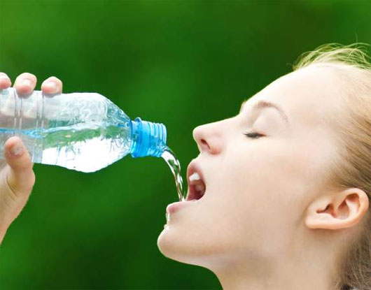Uống nước khi không khát có thể khiến cơ thể bị co giật, hôn mê thậm chí dẫn đến tử vong. Ảnh minh họa