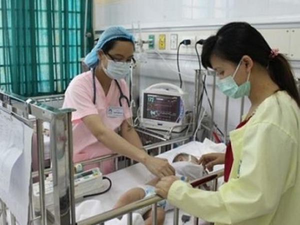 Trẻ bị sốt xuất huyết đang được điều trị tại bệnh viện. Ảnh minh họa