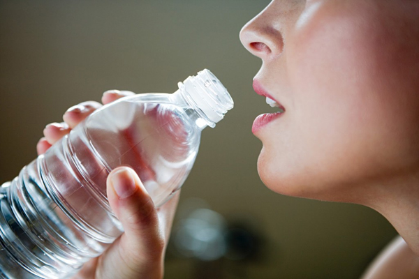  Thói quen uống nước ngay sau khi ăn có thể đem lại rất nhiều hậu quả cho sức khỏe. Ảnh minh họa