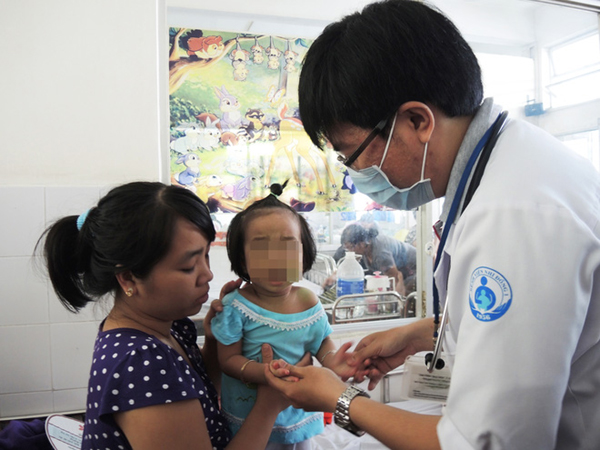 Trẻ bị tay chân miệng đang điều trị tại khoa Nhiễm Bệnh viện Nhi đồng 1. Ảnh: Infonet