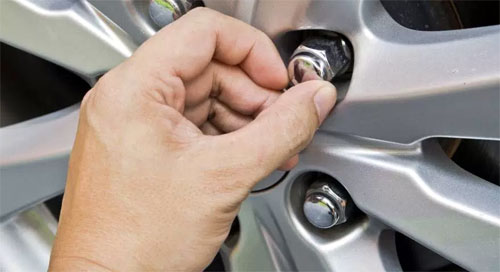 Đai ốc xe Ford ở Mỹ bị cho có thể nở và vỡ tách gây khó khăn trong việc tháo vành, thay lốp. Ảnh: Driving