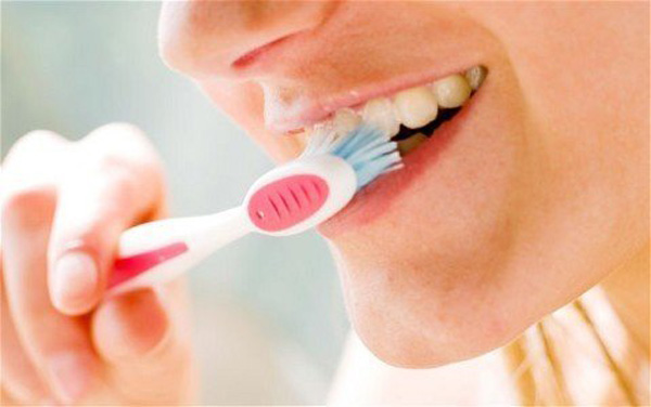 Mọi người vệ sinh răng miệng sạch sẽ, để về già giảm khả năng bị bệnh hiểm nghèo như ung thư. Ảnh minh họa