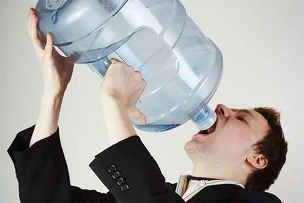Uống quá nhiều nước có thể gây ngộ độc nước và là nguyên nhân gây lú lẫn, tử vong. Ảnh minh họa