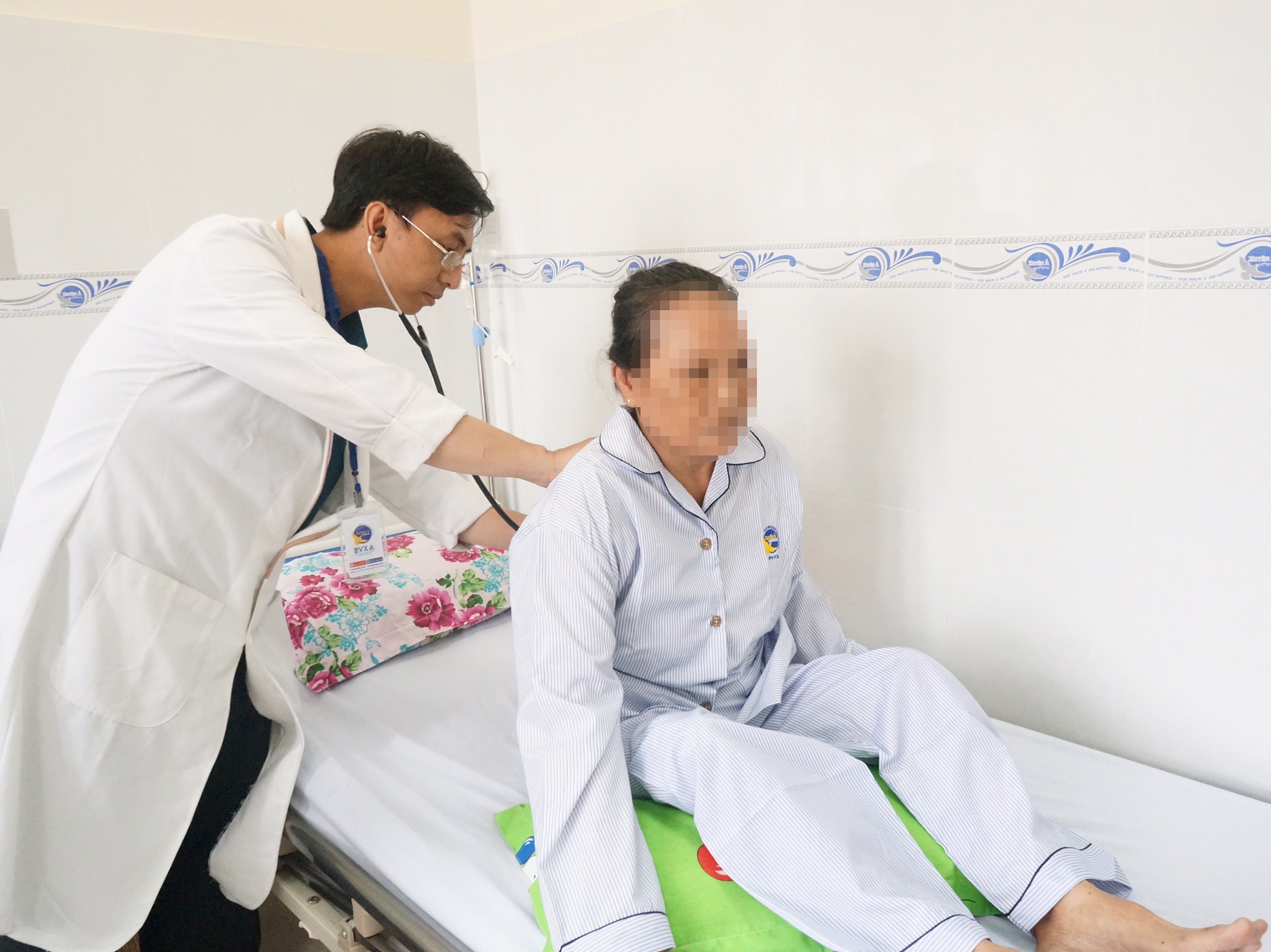 Bà T. đang được chăm sóc sau can thiệp tại Bệnh viện Đa khoa Xuyên Á. Ảnh: Tiền phong