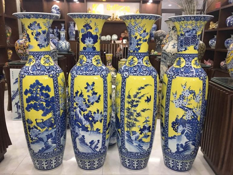 Lục bình gốm sứ ‘đắt hàng’ trong dịp giáp tết nguyên đán 