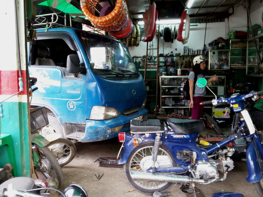 Hiện trường vụ tai nạn hy hữu xe tải ủi thẳng vào tiệm sửa xe máy