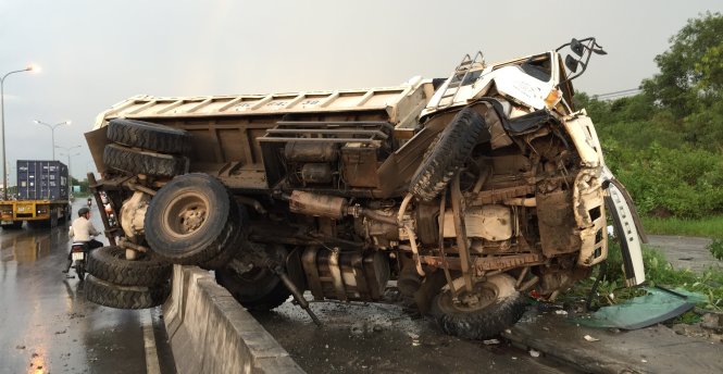 Hiện trường tai nạn giao thông lật xe tải trên cầu Phú Mỹ