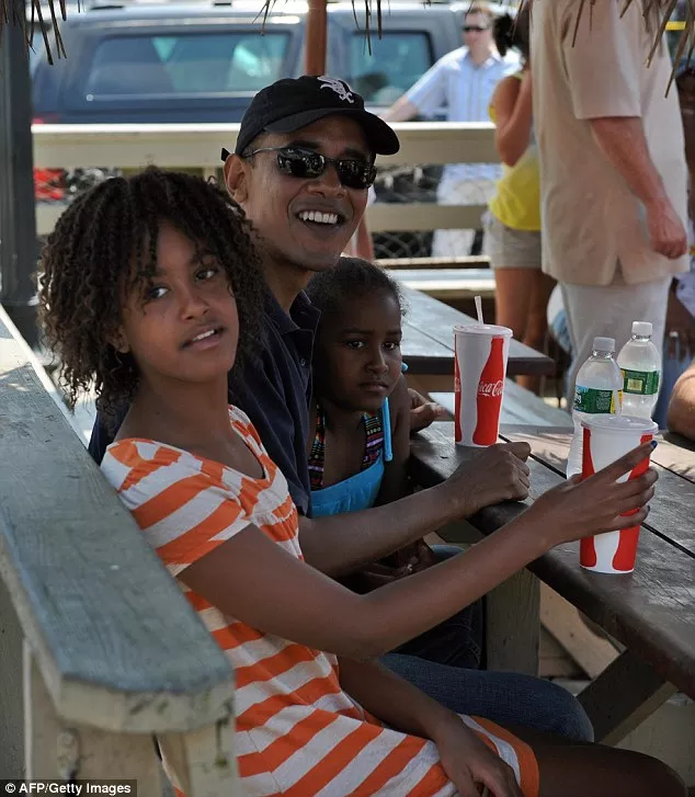 Hai cô con gái của Tổng thống Obama đang ngồi cùng cha ở khu vực ngoài trời của nhà hàng Nancy hồi năm 2009