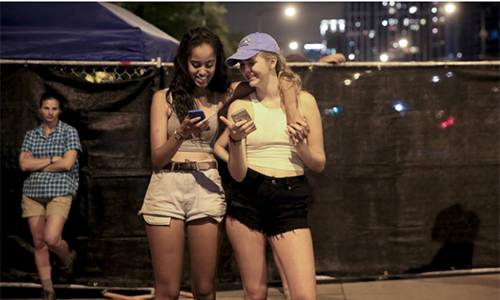 Con gái Tổng thống Obama và một người bạn trong ngày thứ ba của lễ hội Lollapalooza ở Chicago hôm 30/7