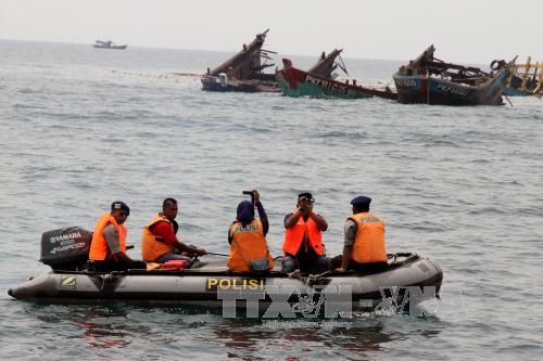 Tàu cá hoạt động trái phép trên vùng biển Kuala Langsa, Aceh, Indonesia bị đánh chìm ngày 5/4Tàu cá hoạt động trái phép trên vùng biển Kuala Langsa, Aceh, Indonesia bị đánh chìm ngày 5/4