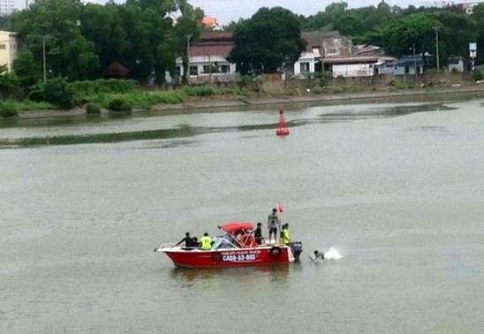 Lực lượng chức năng đang tổ chức tìm kiếm nam thanh niên nhảy sông tự sát