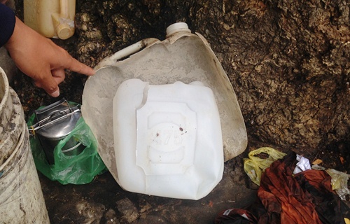 Thùng chứa bị vỡ khiến axit vắng trúng nhiều người ở chợ Kim Biên