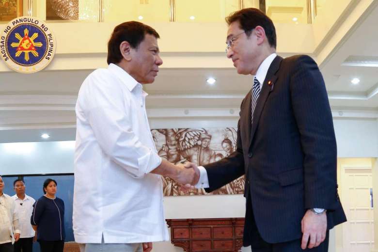 Ngoại trưởng Nhật Bản Fumio Kishida gặp Tổng thống Philippines Rodrigo Duterte (áo trắng) bàn về tình hình Biển Đông và Hoa Đông