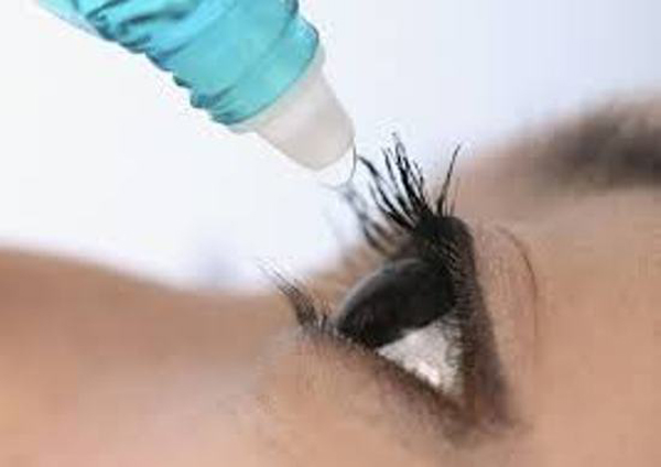 Trong nhãn khoa, thuốc atropin được sử dụng để tra mắt với tác dụng làm giãn đồng tử và liệt cơ thể mi. Ảnh minh họa