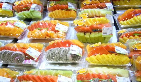 Hoa quả cắt sẵn cũng là thực phẩm bạn nên tránh khi vào mùa mưa. Ảnh minh họa