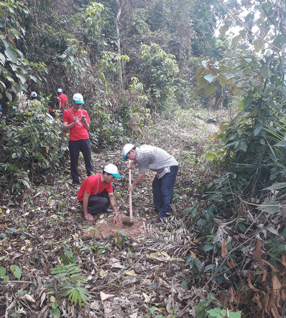 Lãnh đạo Sở N&ocirc;ng nghi&ecirc;̣p và phát tri&ecirc;̉n n&ocirc;ng th&ocirc;n tỉnh Thanh Hóa tham gia tr&ocirc;̀ng rừng
