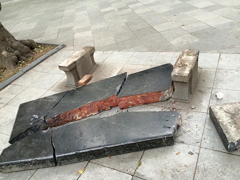 Chiếc ghế đá Hồ Gươm có tuổi đời đến cả trăm năm đã bị vỡ thành nhiều phiến