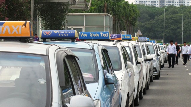 Trong khi giá xăng dầu đã giảm gần 1.000 đồng/lít thì giá cước taxi ở Hà Nội vẫn chần chừ chưa chịu giảm
