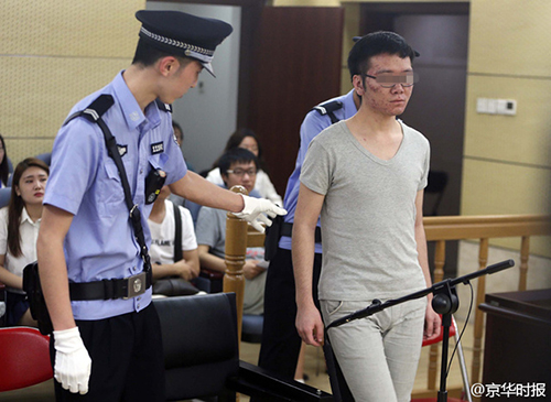 Zhang bị xét xử tại tòa án Bắc Kinh vì tội giả gái, lừa tiền đại gia 