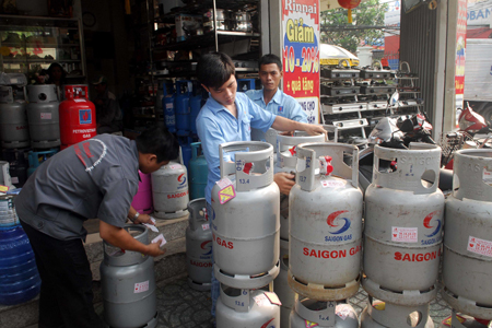 Giá gas bán lẻ tối đa tới tay người tiêu dùng khu vực TPHCM là 265.000 đồng/bình 12kg