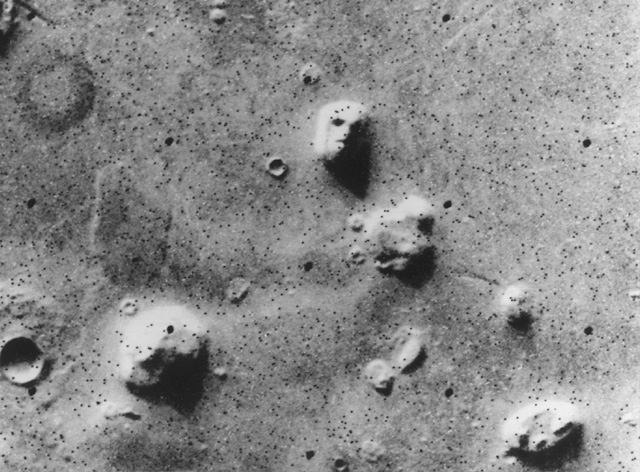 Bức ảnh khuôn mặt trên sao Hỏa khiến nhiều người tin rằng có sự sống trên sao Hỏa