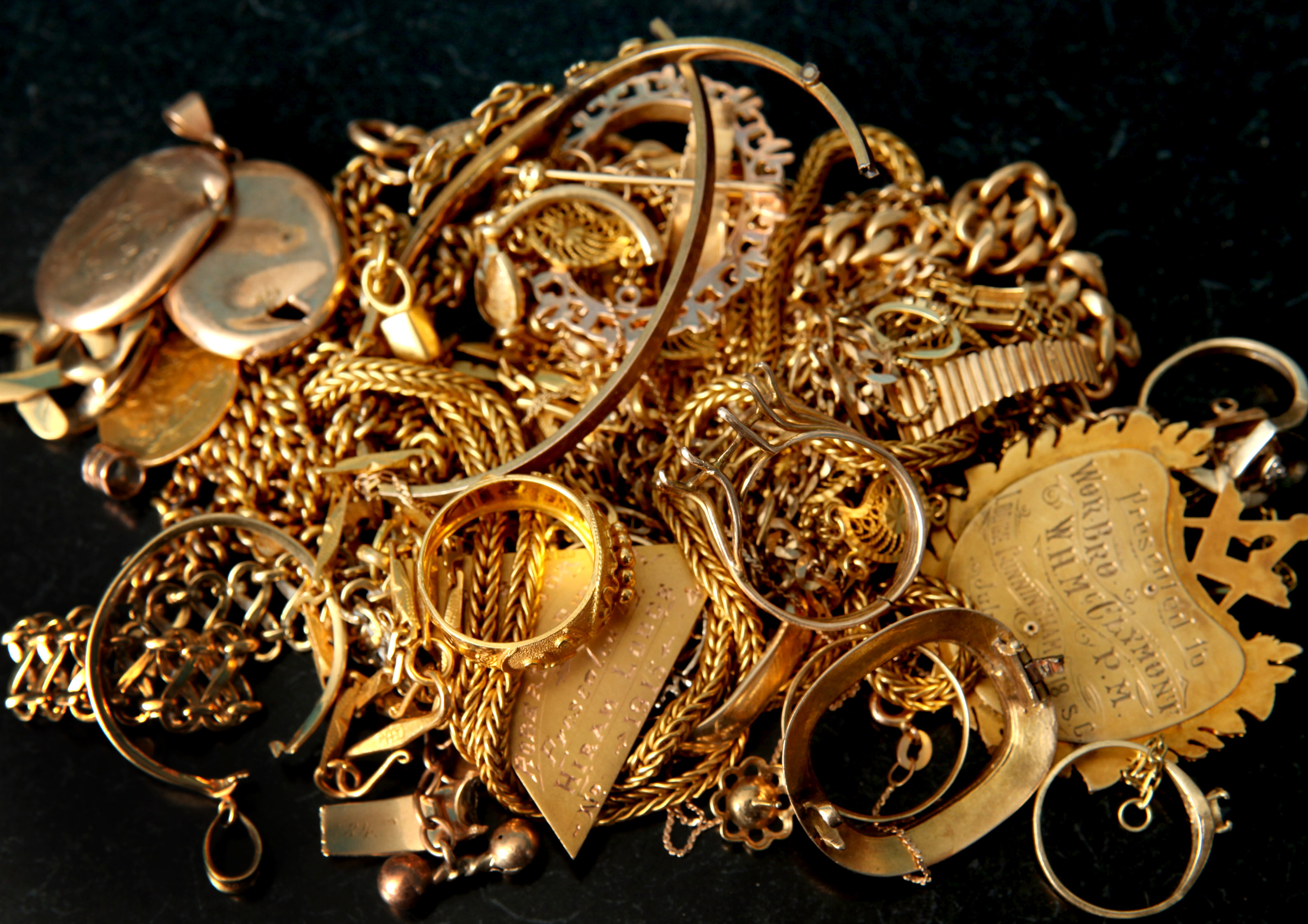 Giá vàng hôm nay ngày 24/12/2015 tại thị trường trong nước đã mất mốc 33 triệu đồng/lượng ở chiều mua vào