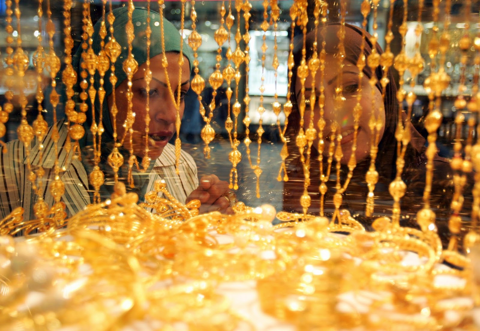 Dù tăng mạnh nhưng giá vàng trong nước vẫn rẻ hơn giá vàng thế giới hôm nay khoảng 400.000 – 500.000 đồng/lượng