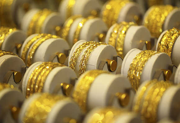 Giá vàng trong nước hôm nay đang ngang bằng với giá vàng thế giới ở mức dưới 34 triệu đồng/lượng