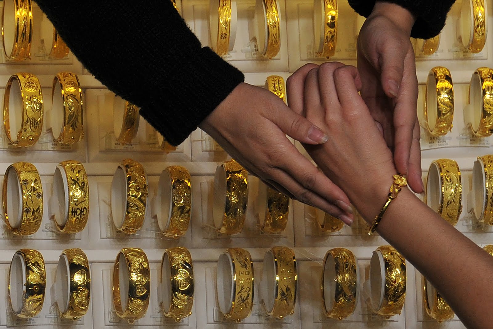 Giá vàng trong nước hôm nay thấp hơn giá vàng thế giới khoảng 500.000 đồng/lượng