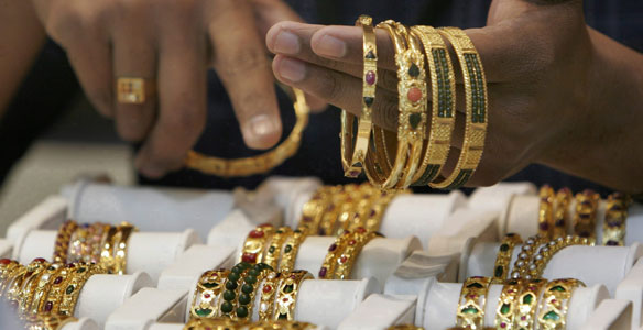 Hiện giá vàng trong nước đang thấp hơn giá vàng thế giới khoảng 400.000 đồng/lượng