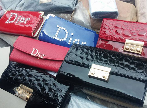 phát hiện 1.607 túi, ví, thắt lưng giả mạo nhãn hiệu Dior, Hermès, Louis Vuitton