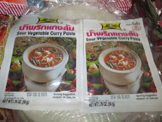 Gia vị lẩu thái chua cay với công dụng làm ngọt nước như ninh xương được bán tại chợ Đồng Xuân