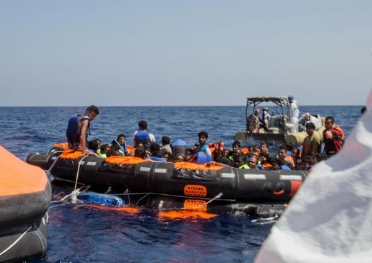 Người di cư đang được giải cứu sau vụ lật thuyền trên Địa Trung Hải