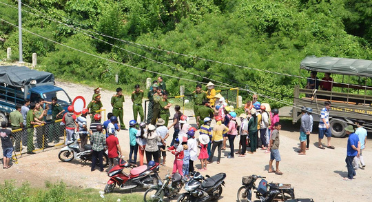 Người dân tập trung theo dõi vụ bắt giữ trái phép nhiều cán bộ của tỉnh Kiên Giang