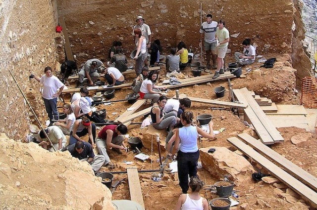 Khu vực ph&aacute;t hiện h&oacute;a thạch xương chứa DNA tổ ti&ecirc;n lo&agrave;i người cổ xưa. Ảnh Ifscience