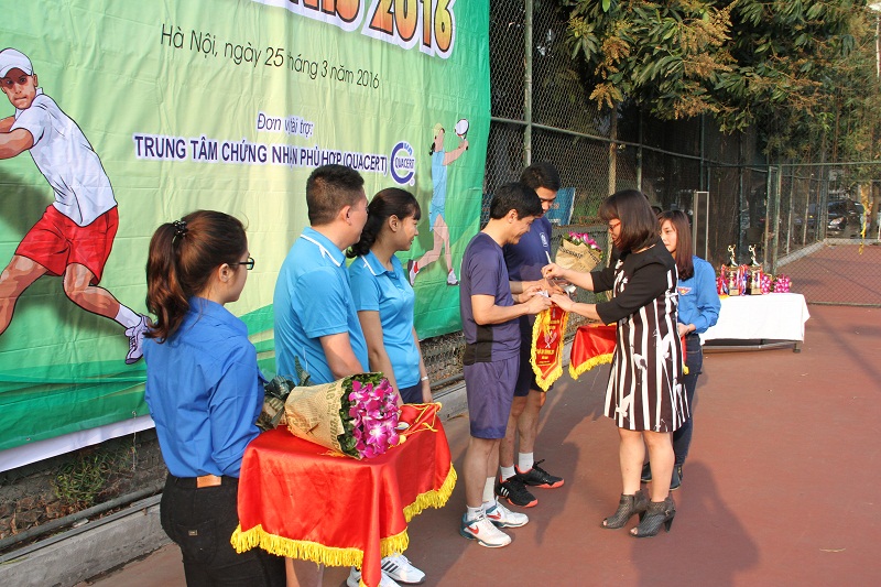 Bà Ngô Thị Ngọc Hà - Chủ tịch Công đoàn Tổng cục trao giải nhì cho các đôi vợt
