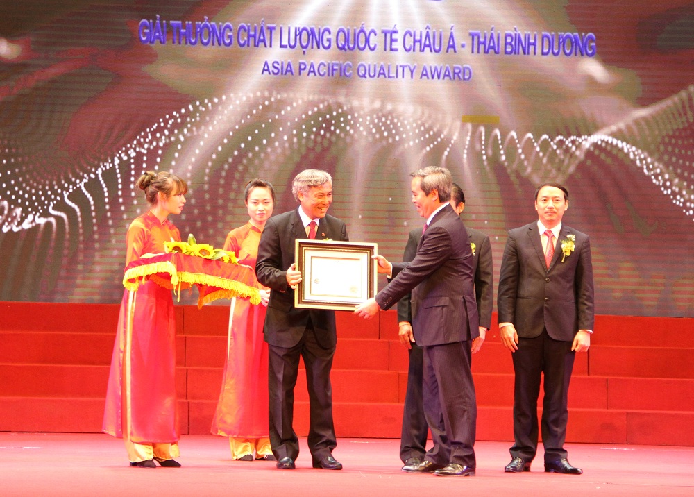 Ông Nguyễn Văn Bình, Ủy viên Bộ Chính trị, Trưởng ban Kinh tế Trung ương phát biểu chúc mừng các doanh nghiệp đạt Giải thưởng Chất lượng Quốc tế Châu Á - Thái Bình Dương 2015